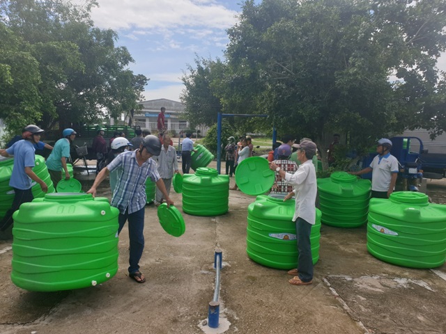 Tan A Dai Thanh donates plastic tanks to people in An Giang drought-stricken areas