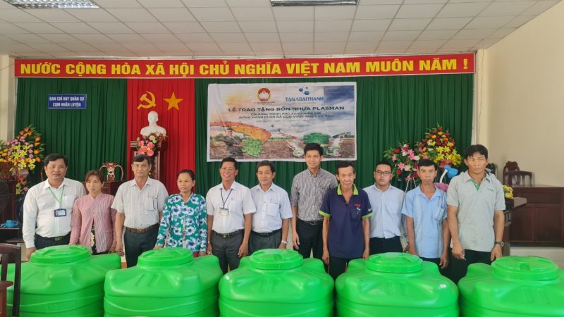 Tập đoàn Tân Á Đại Thành trao tặng bồn nhựa Plasman cho bà con tỉnh Hậu Giang