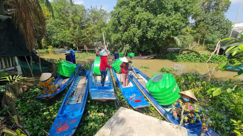 Những chiếc bồn nhựa Plasman được bà con Hậu Giang vận chuyển về nhà