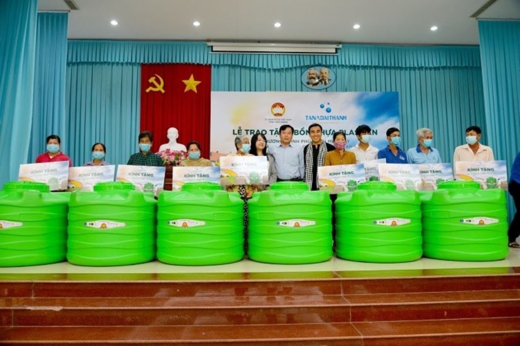 Tập đoàn Tân Á Đại Thành tặng vùng hạn mặn bồn nhựa chứa nước Plasman