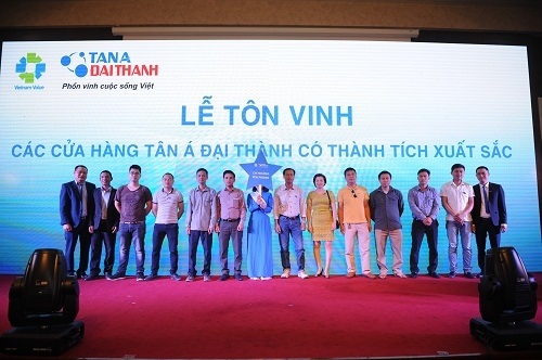 Lễ tôn vinh tới các cửa hàng có thành tích xuất sắc đã được diễn ra một cách trang trọng. Thành công của Tân Á Đại Thành có được ngày hôm nay có phần góp sức không nhỏ của những quý bạn hàng là các đại lý, nhà phân phối.