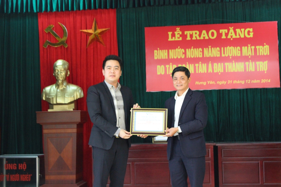 Tập đoàn Tân Á Đại Thành tặng 55 bộ máy nước nóng năng lượng Mặt trời cho gia đình chính sách tại tỉnh Hưng Yên
