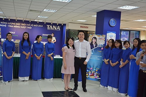 Tổng Giám đốc Nguyễn Duy Chính thay mặt Tập đoàn gửi lời chúc nhân lễ kỷ niệm ngày sinh của Chủ tịch HĐQT Nguyễn Thị Mai Phương. 