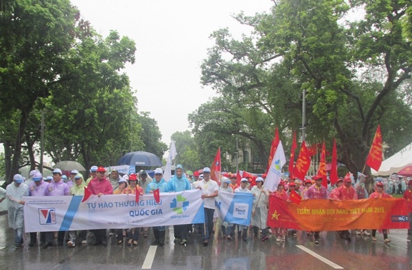 Dù trời mưa nhưng lễ diễu hành nhận được sự ủng hộ và tham dự của rất nhiều các cơ quan, doanh nghiệp, đơn vị