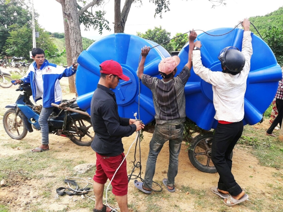 Tập đoàn Tân Á Đại Thành kết hợp cùng Hội chữ Thập Đỏ Ninh Thuận trao tặng hơn 600 bồn nước cho người dân