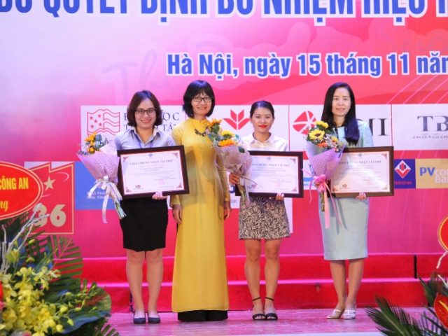 TS. Nguyễn Anh Thu – Phó Hiệu trưởng ĐH Kinh tế trao chứng nhận nhà tài trợ tới đại diện Tập đoàn Tân Á Đại Thành. (ngoài cùng bên trái)