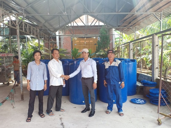 Tân Á Đại Thành kết hợp cùng Ủy ban Mật trận Tổ Quốc tỉnh Bến Tre trao tặng hơn 200 bồn nước cho người dân huyện Châu Thành 2