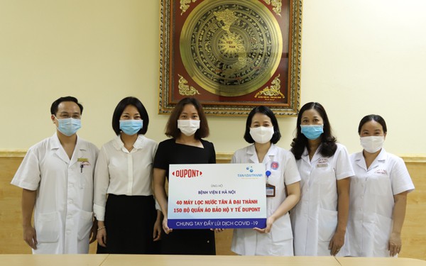 Đại diện Tập đoàn Tân Á Đại Thành và Tập đoàn Dupont trao quà tặng tới các bệnh viện ở Hà Nội.
