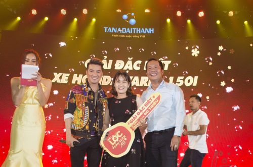 Đại sứ thương hiệu ca sĩ Đàm Vĩnh Hưng giao lưu với khách mời và trao giải đặc biệt tại sự kiện