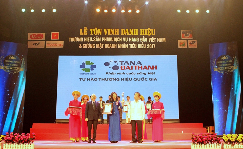 Đại diện Tập đoàn Tân Á Đại Thành nhận giải thưởng tại lễ vinh danh “Thương hiệu, Sản phẩm, Dịch vụ hàng đầu Việt Nam” 2017.