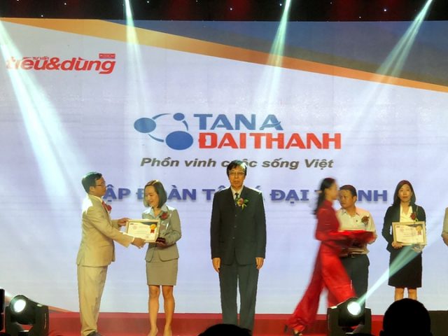 Đại diện Tập đoàn Tân Á Đại Thành lên nhận giải thưởng Top 10 Sản phẩm Tin & Dùng Việt Nam 2017.