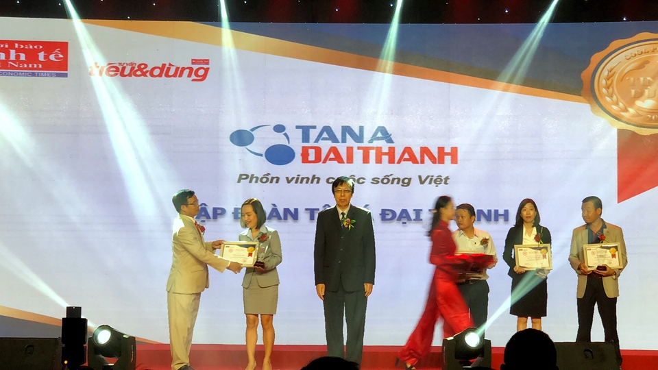 Đại diện Tập đoàn Tân Á Đại Thành lên nhận giải thưởng Top 10 Sản phẩm Tin & Dùng Việt Nam 2017.