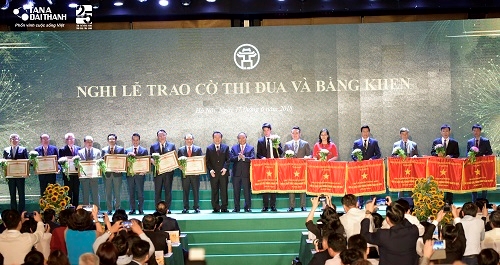Tân Á Đại Thành vinh dự nhận cờ thi đua của Thủ tướng Chính phủ 2