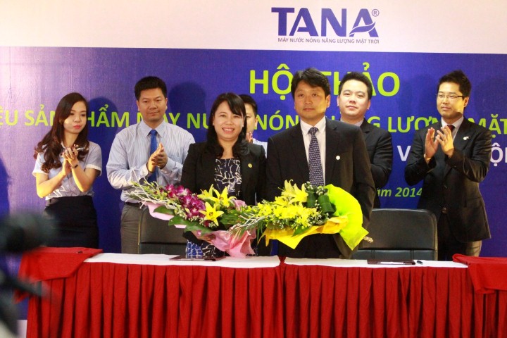 Bà Nguyễn Thị Mai Phương – Chủ tịch HĐQT, Tổng giám đốc Tập đoàn Tân Á Đại Thành ký kết hợp đồng hợp tác với Ông Kim Young Hyo – Tổng giám đốc Công ty Posco VNPC