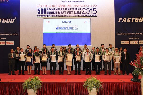 Tân Á Đại Thành đón nhận giải thưởng VNR500, FAST500 năm 2015