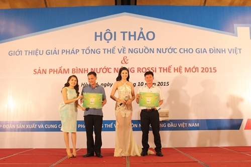 Bà Nguyễn Phương Anh - Phó Tổng giám đốc trao giải cho khách hàng may mắn