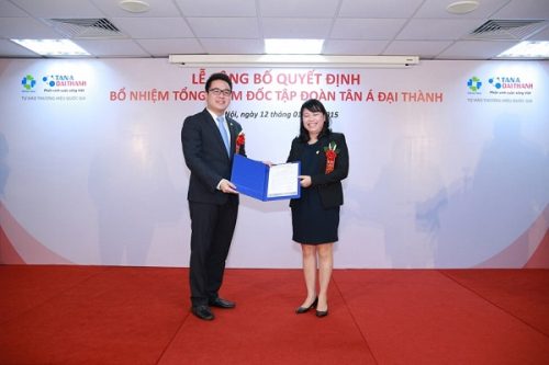 Bà Nguyễn Thị Mai Phương - Chủ tịch HĐQT trao quyết định bổ nhiệm