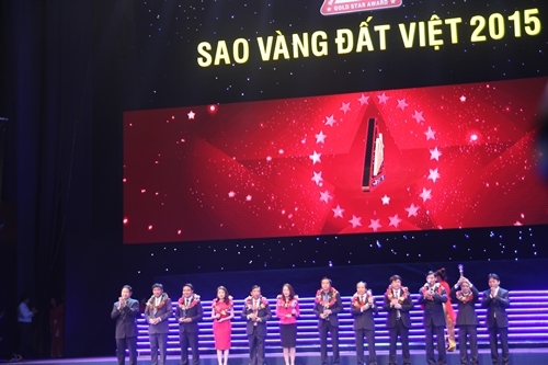 Bà Nguyễn Phương Anh - Phó Tổng giám đốc Tập đoàn (Người mặc váy đó thứ 4 từ trái qua) nhận giải thưởng Top 10 Doanh nghiệp trách nhiệm xã hội và Top 100 Sao Vàng Đất Việt 2015 .