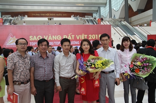 Bà Nguyễn Phương Anh - Phó Tổng giám đốc Tập đoàn (Người mặc váy đó thứ 4 từ trái qua) nhận giải thưởng Top 10 Doanh nghiệp trách nhiệm xã hội và Top 100 Sao Vàng Đất Việt 2015 .