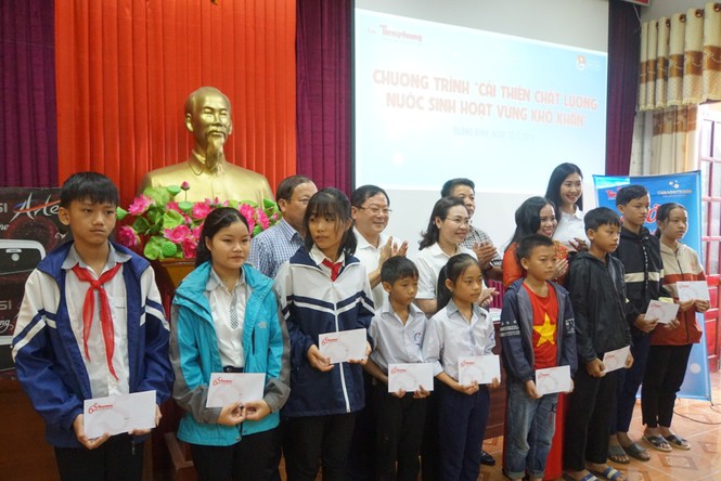 Ba mươi suất học bổng trị giá 30 triệu đồng do Tập đoàn Tân Á Đại Thành và các nhà tài trợ trao tặng các em học sinh khó khăn huyện Minh Hóa 