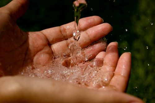 Nguồn nước rất dễ bị nhiễm khuẩn và các tạp chất có hại cho sức khỏe