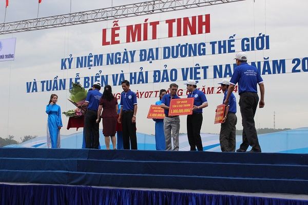 Tân Á Đại Thành hỗ trợ ngư dân bám biển 1 tỷ đồng