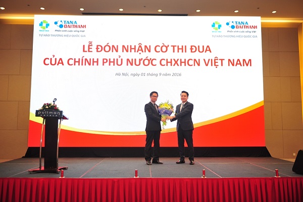 Tập Đoàn Tân Á Đại Thành vinh dự đón nhận Cờ thi đua của Chính Phủ Nước CHXHCN Việt Nam 2
