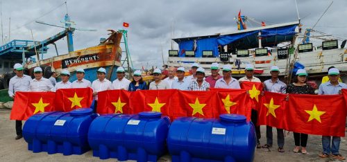 Thứ trưởng Lê Minh Ngân, Phó Bí thư Thường trực Tỉnh ủy Nguyễn Thị Yến và các đại biểu trao bồn nhựa Tân Á Đại Thành cho ngư dân Long Điền bám biển.