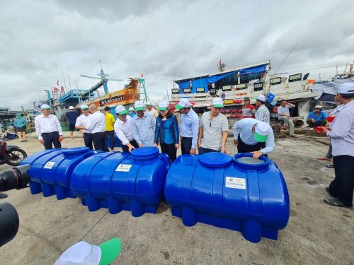 Thứ trưởng cùng Lãnh đạo Đoàn Đại biểu Quốc hội tỉnh Bà Rịa - Vũng Tàu cùng ngư dân kiểm tra và hài lòng về chất lượng bồn nước