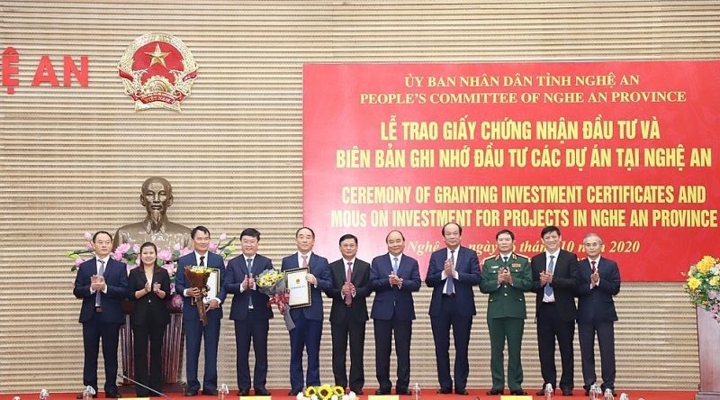 Thủ tướng Nguyễn Xuân Phúc tham dự buổi lễ trao giấy chứng nhận đầu tư cho các dự án trọng điểm tại Nghệ An.