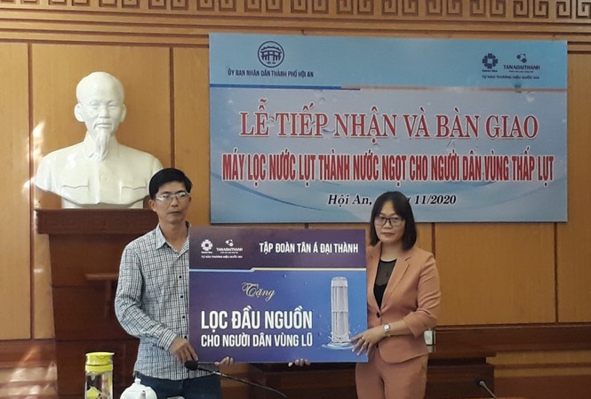 Đại diện tập đoàn Tân Á Đại trao tặng máy lọc nước đầu nguồn cho người dân vùng lũ