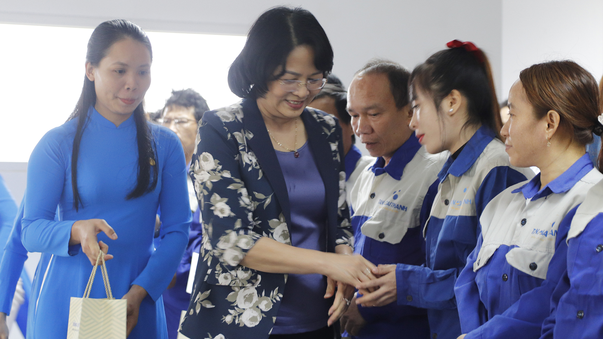 Phó Chủ tịch nước Đặng Thị Ngọc Thịnh thăm và tặng quà người lao động tại nhà máy Tân Á Đại Thành Long An