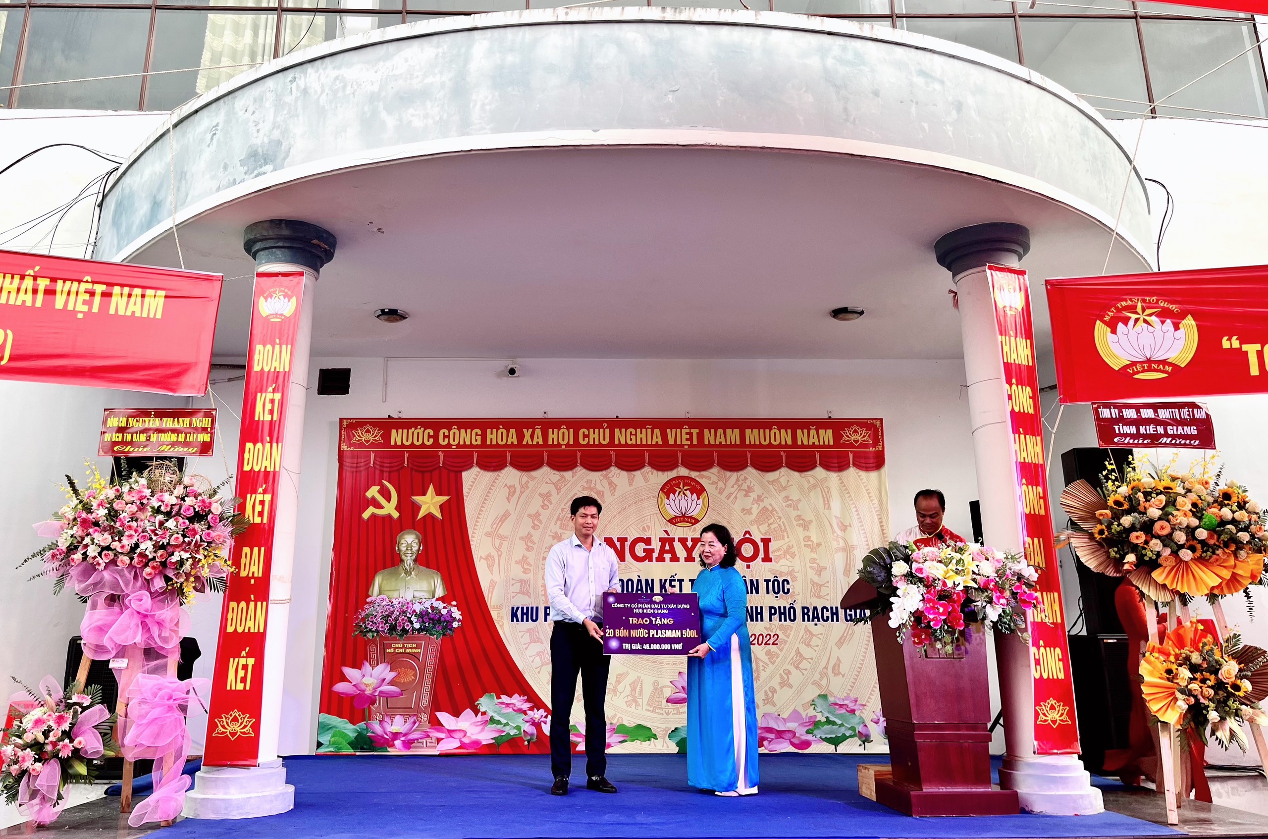 Tân Á Đại Thành tặng 80 bồn nhựa nhân Ngày hội Đại đoàn kết toàn dân tộc tại Kiên Giang