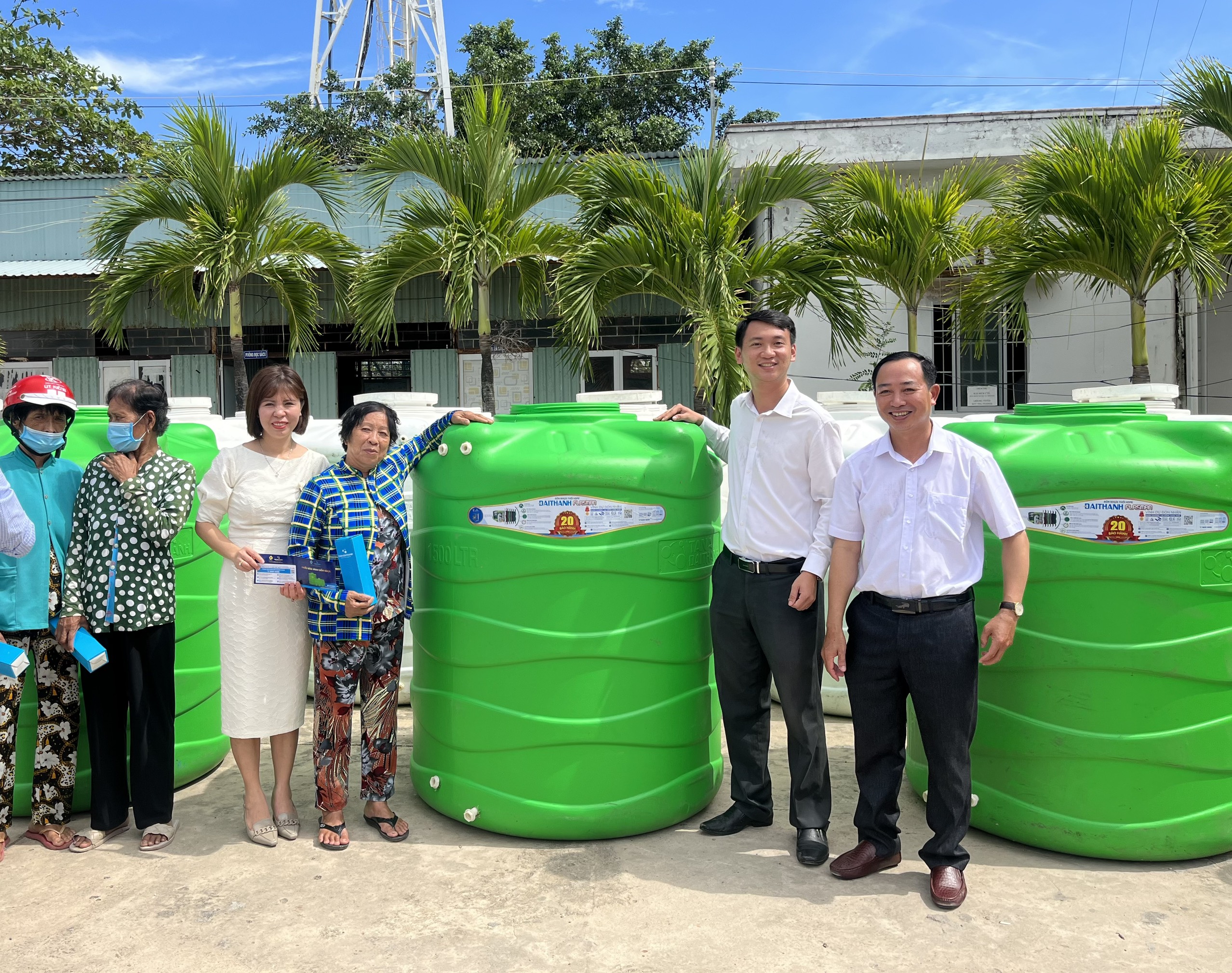 Tân Á Đại Thành trao tặng 30 bồn chứa nước cho người dân tỉnh Bạc Liêu