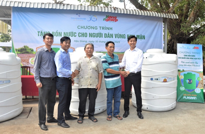 Khởi động chương trình Tặng bồn nước cho người dân vùng hạn mặn ở Đồng bằng sông Cửu Long
