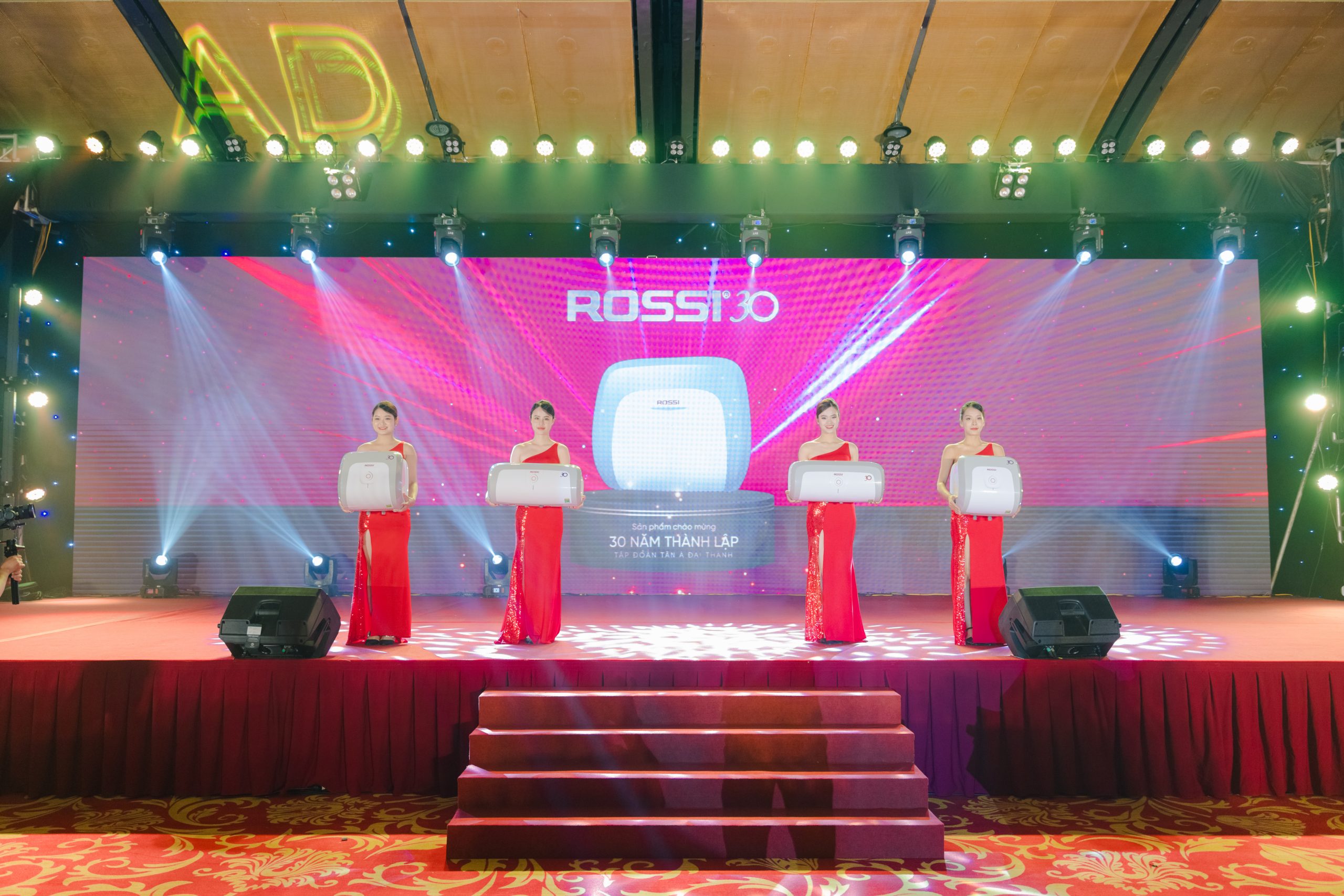 Tân Á Đại Thành ra mắt bình nước nóng Rossi 30 phiên bản đặc biệt