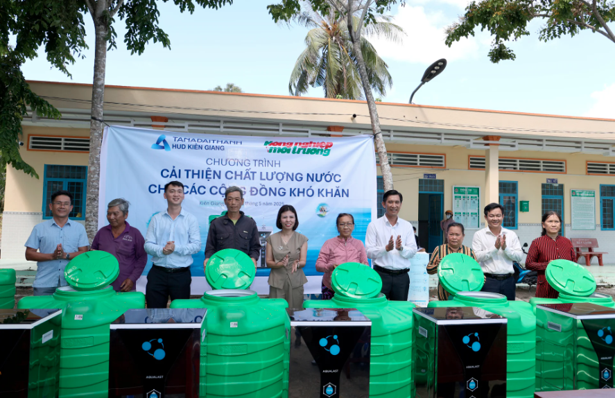 Khởi động chương trình trao bồn nước và máy lọc nước tại Đồng bằng sông Cửu Long