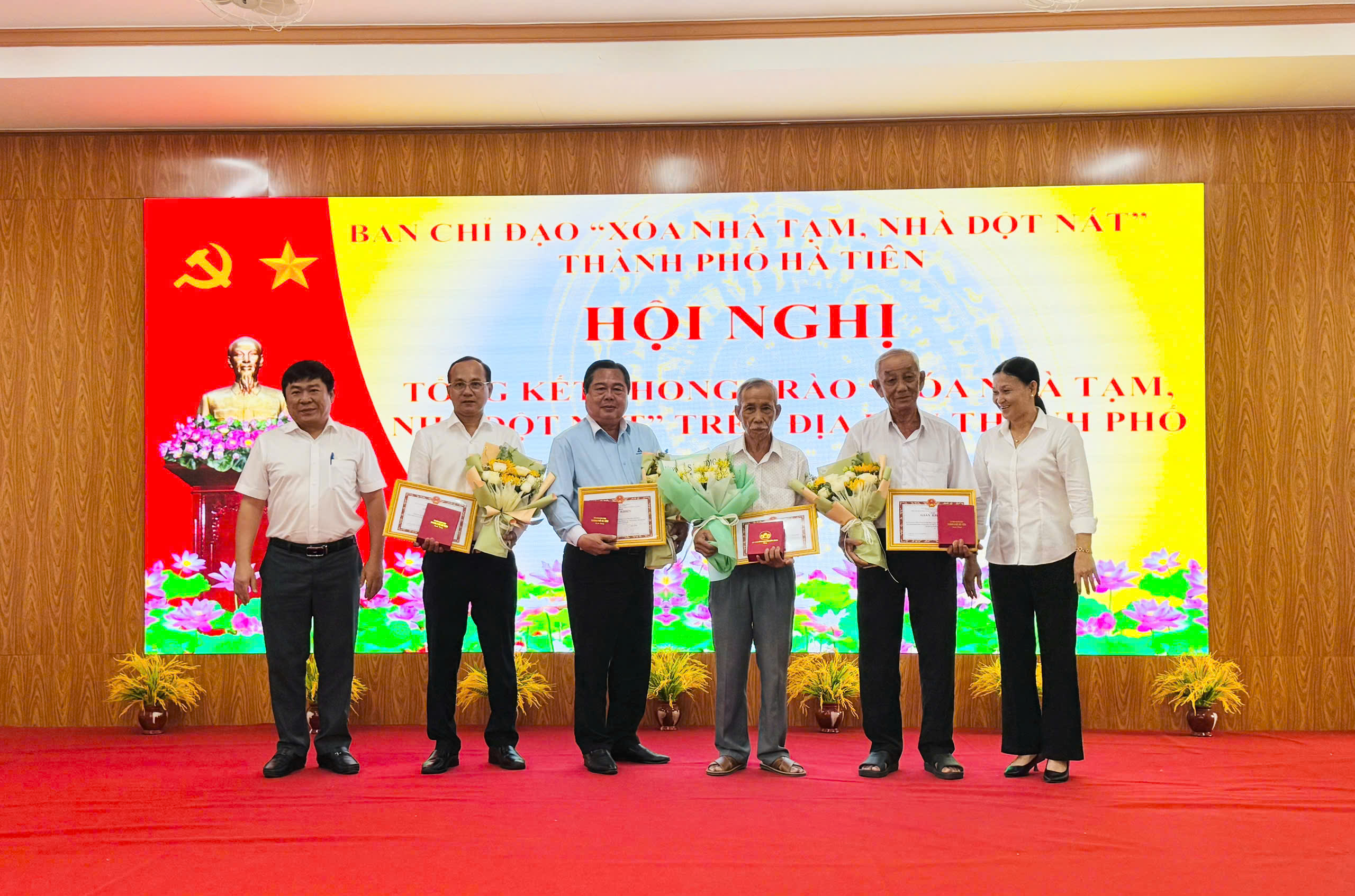 Tổng Công ty HUD Kiên Giang (Thành viên của Tập đoàn Tân Á Đại Thành) vinh dự được UBND TP. Hà Tiên tuyên dương vì những đóng góp trong phong trào “Xóa nhà tạm, nhà dột nát”