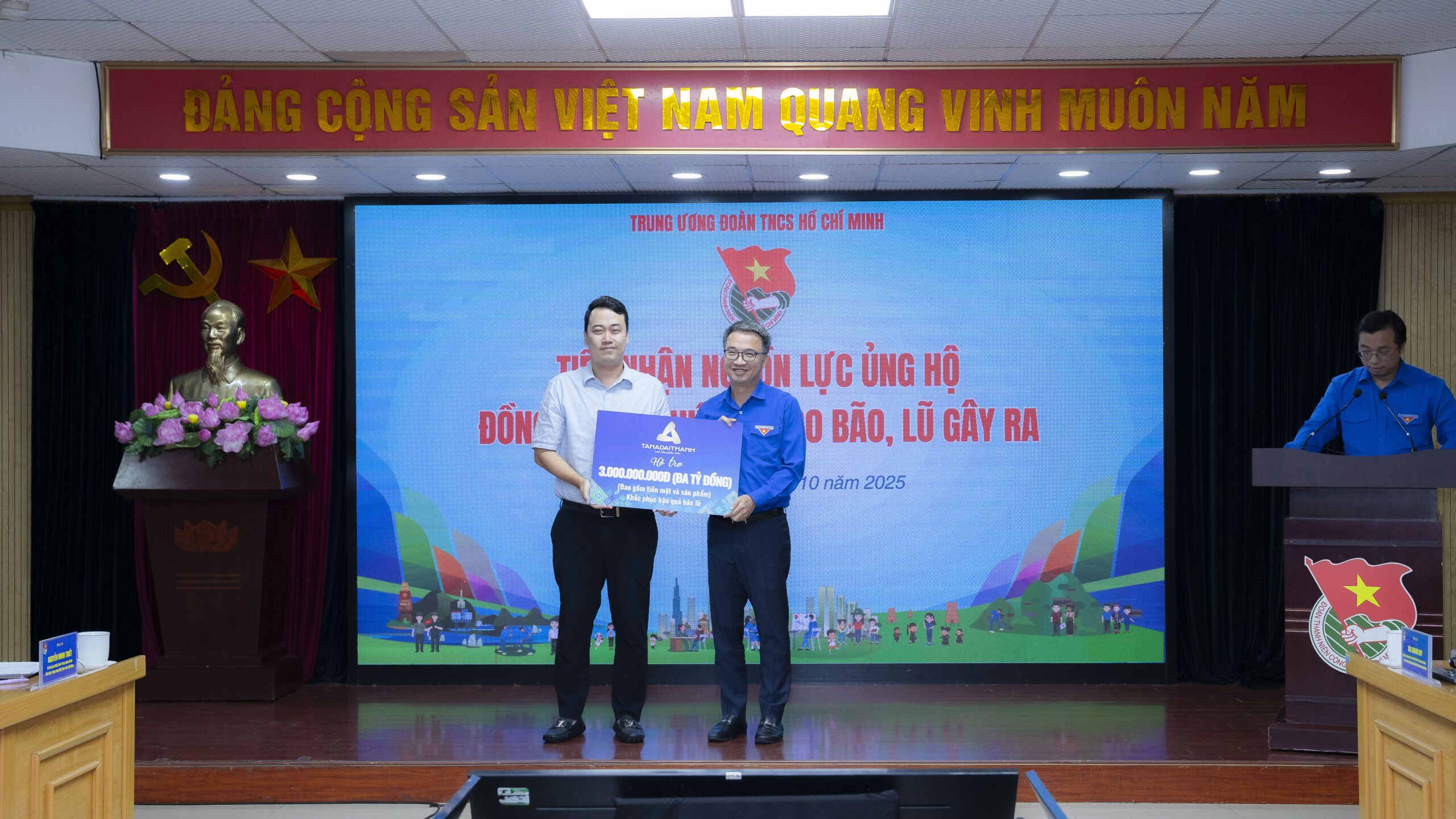 Tân Á Đại Thành ủng hộ 3 tỷ đồng hỗ trợ đồng bào vùng lũ miền Trung và miền Bắc