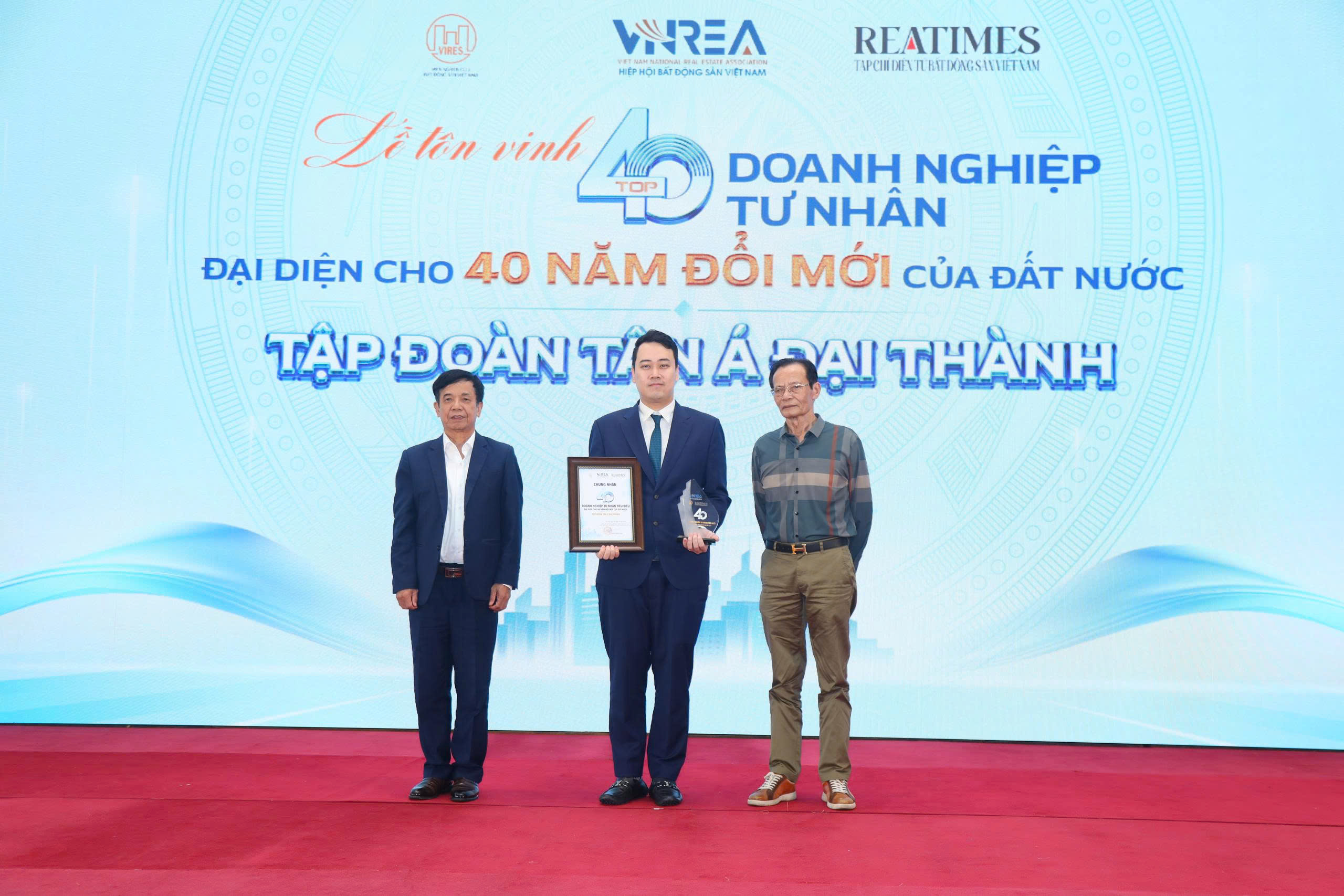 Tân Á Đại Thành được vinh danh Top 40 Doanh nghiệp tư nhân tiêu biểu sau 40 năm Đổi mới