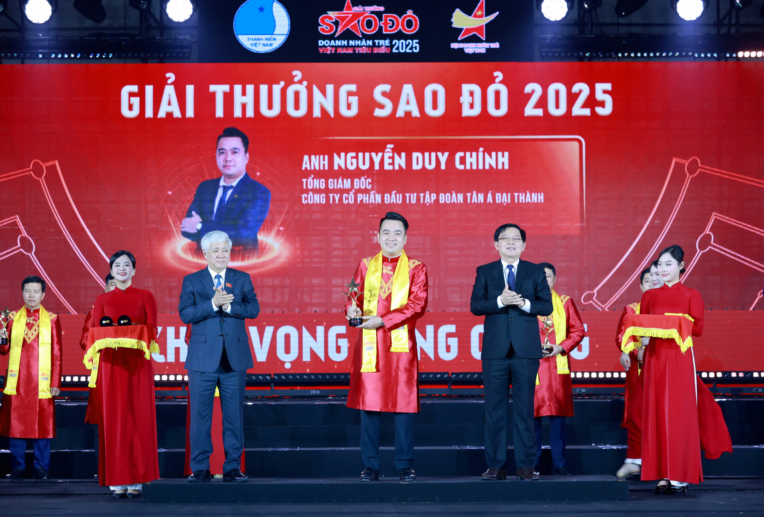 Tổng Giám đốc Tập đoàn Tân Á Đại Thành Nguyễn Duy Chính được vinh danh Top 10 Giải thưởng Sao Đỏ 2025