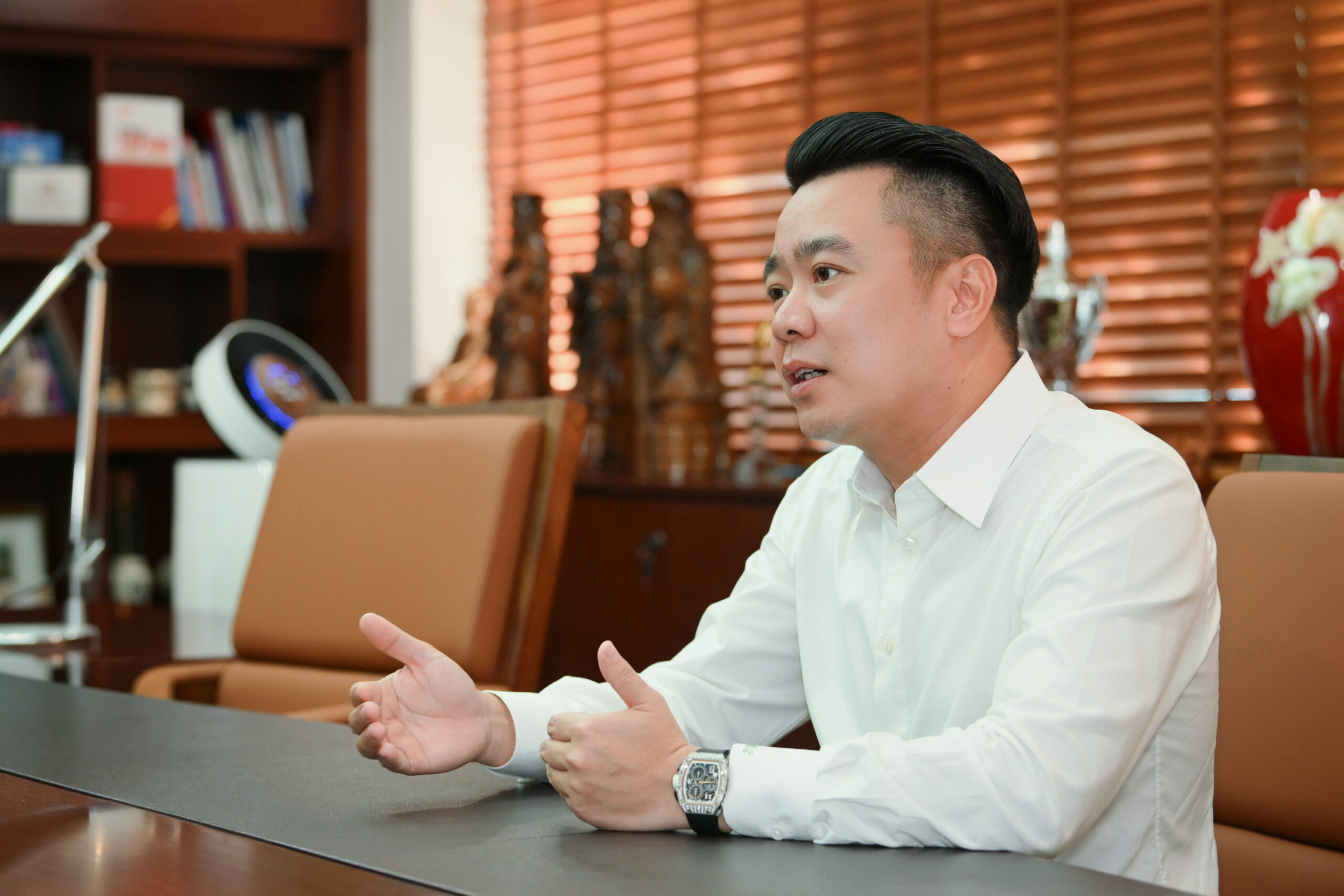 Tổng giám đốc Tân Á Đại Thành: Từ cậu bé 8 tuổi lẽo đẽo theo mẹ lội bùn xây nhà xưởng đến CEO tranh luận “nảy lửa” với Chủ tịch khi quyết giữ sản xuất là trụ cột dù bất động sản đang rất “nóng”