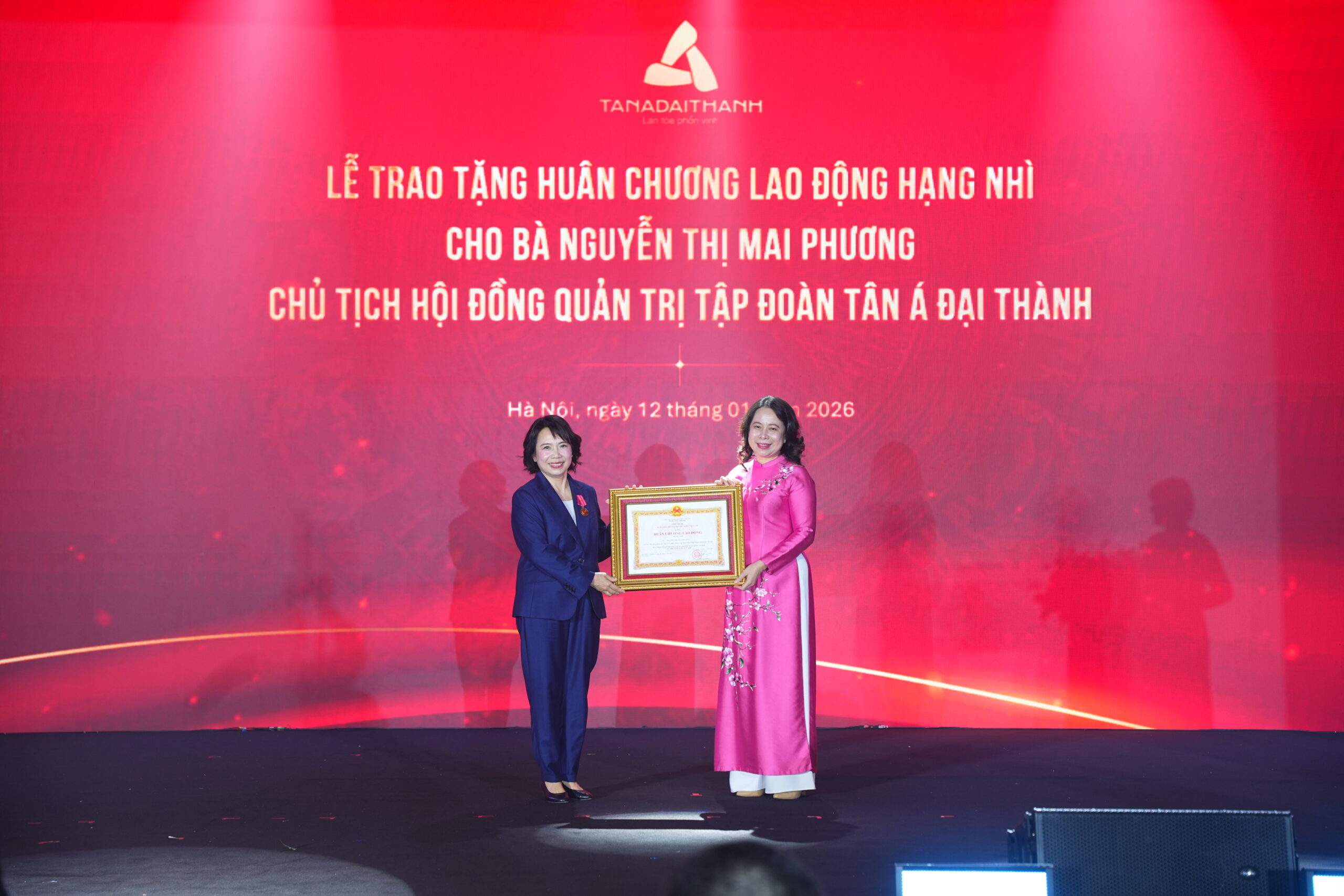 Chủ tịch HĐQT Tập đoàn Tân Á Đại Thành được trao tặng Huân chương Lao động hạng Nhì